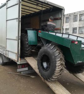 avto4 Заезд колесного вездехода в кузов грузового автомобиля — Азбука переезда